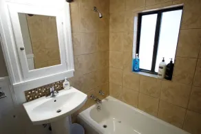 Beautiful Bungalow Next to UNC - Free Cruiser Bikes! - Salle de bain