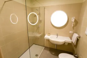 Regal Hotel - Bathroom