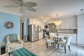 NOUVEAU! Breezy Beach Getaway Condo w / Deck + Grill! - Intérieur