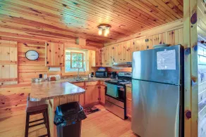 Cozy Cabin w/ Deck & Hot Tub in Blue Ridge Mtns! - Interiör