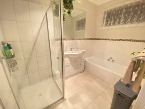 Familienfreundliches Ferienhaus mit Garten | Gartenblick - Badezimmer