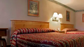 Days Inn & Suites by Wyndham Starkville - Chambre