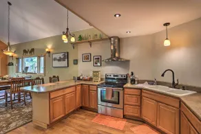 Secluded Casper Mtn Cabin: Fire Pit, 12 Mi to Town - Interiör