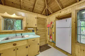 Rustic Cabin w/ Squam Lake Access & Fireplace! - Innvendig