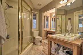 Cozy Conyers Cabin w/ Fireplace & Pool Table! - Interiör