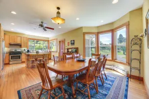 'StoryBook Glade’ Historical Homestead w/ Views! - Interiør