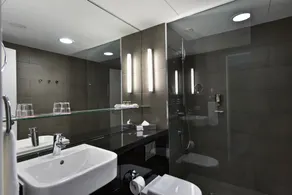 Adina Apartment Hotel Berlin Hackescher Markt - Bathroom
