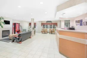 Microtel Inn & Suites by Wyndham Colfax - Lobby
