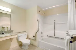 Super 8 by Wyndham Stamford/New York City Area - Salle de bain