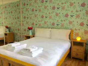 Apple Perch 2BR Flat - Free Parking - Habitación