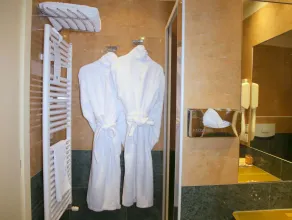 Phi Hotel Emilia - Bathroom