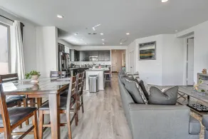Patio & Yard: Luxe Beaumont Getaway! - Intérieur