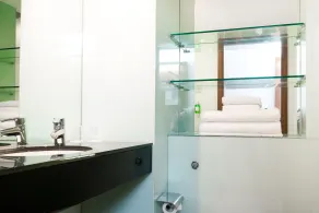 Ramada Encore Leicester City Centre - Bathroom