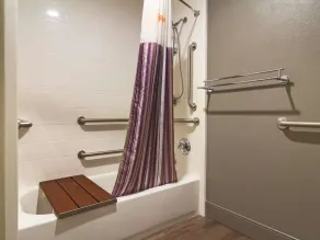 La Quinta Inn & Suites by Wyndham Cleveland - Airport North - Salle de bain