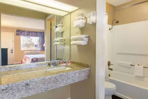 Super 8 by Wyndham Abilene North - Bathroom