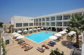 Nelia Gardens - Piscine