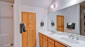 Questa casa di montagna su due piani a due piani personalizzata su due livelli ha una splendida vista sulle montagne e sulla foresta - Bagno