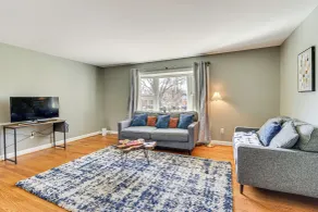 4 Mi to Northwest Stadium: Inviting Home! - Interior