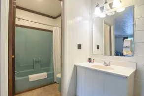 The Way Inn by OYO Spencer - Bathroom
