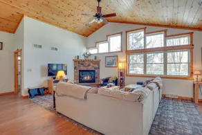 Lakefront Tomahawk Getaway w/ Deck & 2 Fireplaces! - Interiør