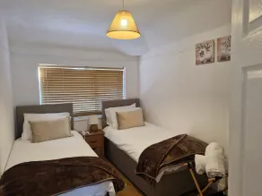 3 bed house, sleeps 5, near airport and town, outside parking free - Værelse