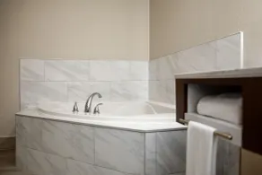 Days Inn by Wyndham Suites Fredericksburg - Bathroom