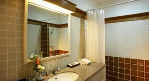 Waterfront Suites Phuket by Centara - Salle de bain