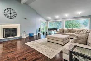 Spacious Rochester Home w/ Heated Pool & Hot Tub! - Interiör