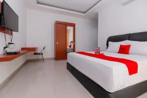 RedDoorz Premium near Stasiun Lenteng Agung - Værelse