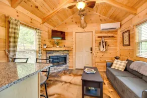 Hunt & Fish Nearby! Peaceful & Remote Bostic Cabin - Innvendig