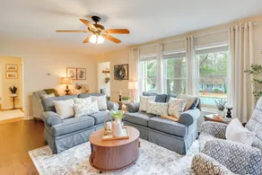 'petals & Pillows Getaway' 1 Mi to Dtwn Wendell! - Innenbereich