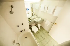 Parklane Motel - Bathroom
