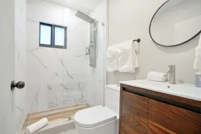 Stylish East Little Havana Flats - Baño
