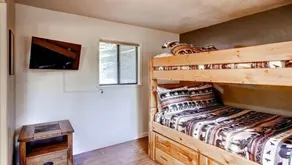 Dieses Blockhaus mit 4 Schlafzimmern und 3 Bädern bietet alles - Zimmer