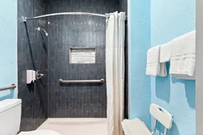 HomeTowne Studios by Red Roof San Antonio E - Frost Bank Center - Bathroom