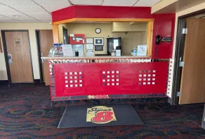Super 8 by Wyndham Melrose - Lobby
