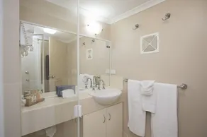 Harbour Sails Motor Inn - Bathroom