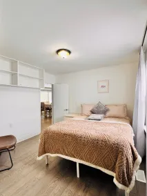 Charming Bungalow Retreat in Whitby, Canada - Habitación