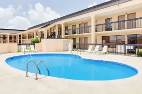 Days Inn by Wyndham Greenville MS - Piscine