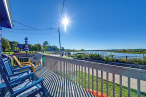 Deck w/ Views: Lakeside Spring Lake Cottage - Innenbereich