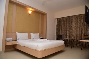 Hotel Varshan International - Champagne service