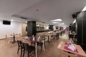 Yusra Inn Hotel Bekasi - Restaurant