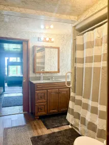 Portage Lakeside Cabins - Bathroom
