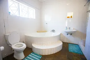 Kate's Nest Guesthouse & Backpackers - Bathroom
