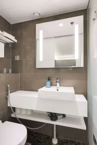 Comfort Hotel Xpress Helsinki Airport Terminal - Bathroom