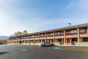 Econo Lodge Inn & Suites Kalispell - Glacier National Park Gateway - Image 1