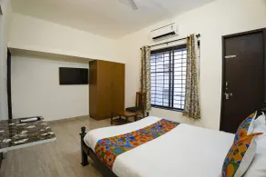 Fabhotel Continental Lebe Inn - Room