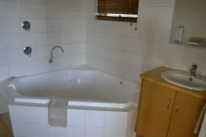 Loch Ard Motor Inn - Bathroom