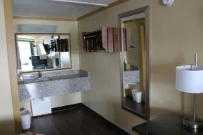 Executive Inn & Suites - Bathroom