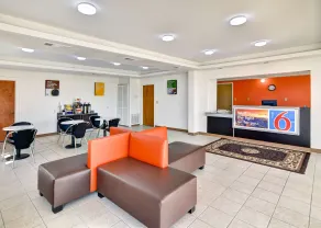 Motel 6-Lindale, TX - Coin salon dans le hall